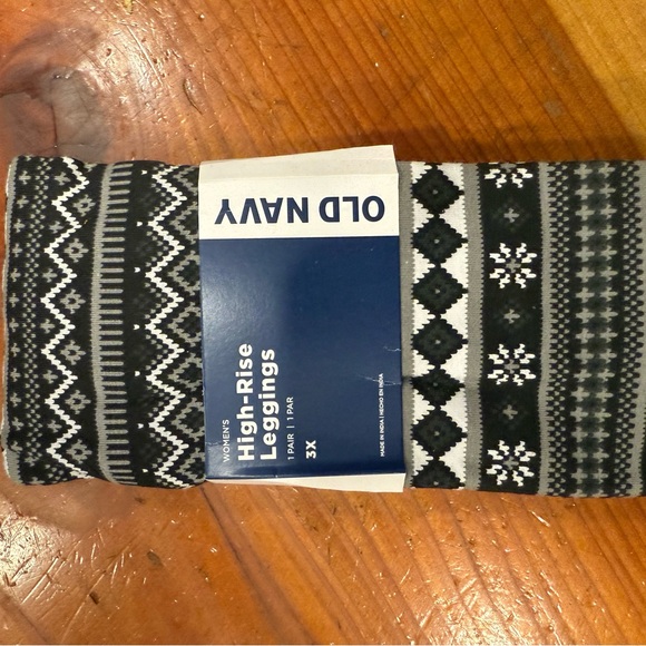 Old Navy Pants - Old Navy Black and White High Rise Geometric Leggings 3X